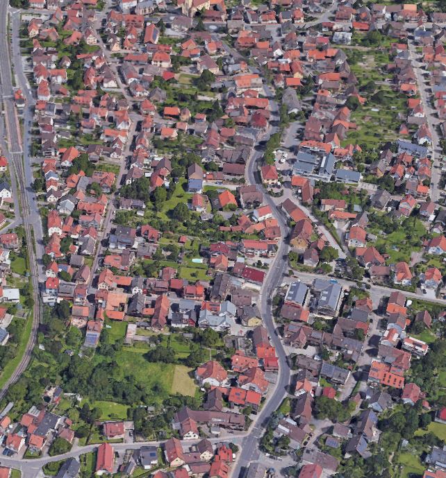 Ein zentraler Bereich des Sanierungsgebietes in Langensteinbach erstreckt sich entlang der Hauptstra&szlig;e, beginnend vom Doppelkreisel Richtung S&uuml;den. Foto: Archiv Gemeinde Karlsbad