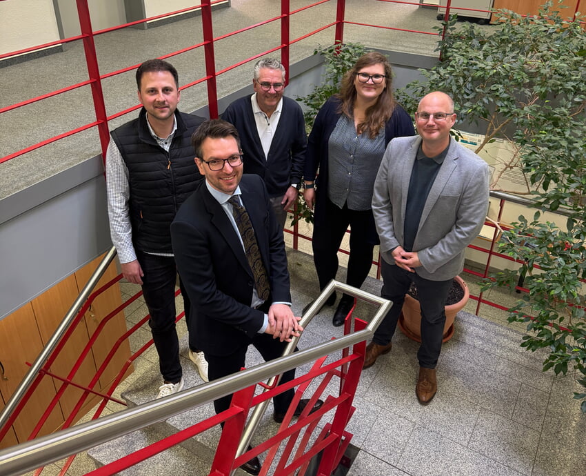 (v.l.n.r) Gregor Kalwak, Bürgermeister Björn Kornmüller, Stefan Portmann, Julia Portmann, Tobias Brehm | Foto: PR-Tronik GmbH