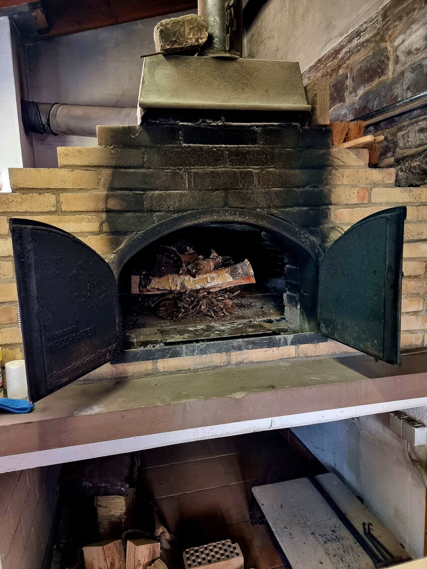 Los gehts: Das Holz ist im Ofen!