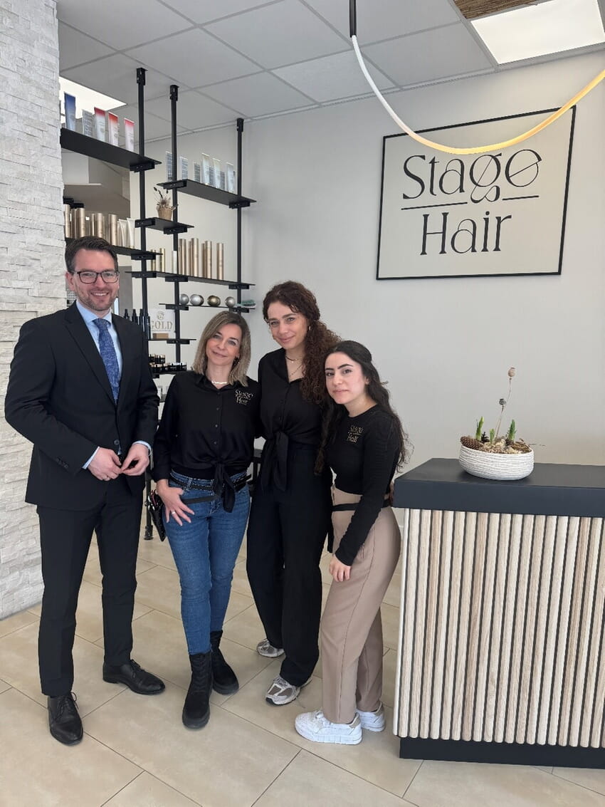 V.l. Bürgermeister Björn Kornmüller und das Stage Hair Team: Myléne Ernst, Ines Cakan, Suzan Raban – leider abwesend: Vanessa Volz | Foto: Gemeinde Karlsbad