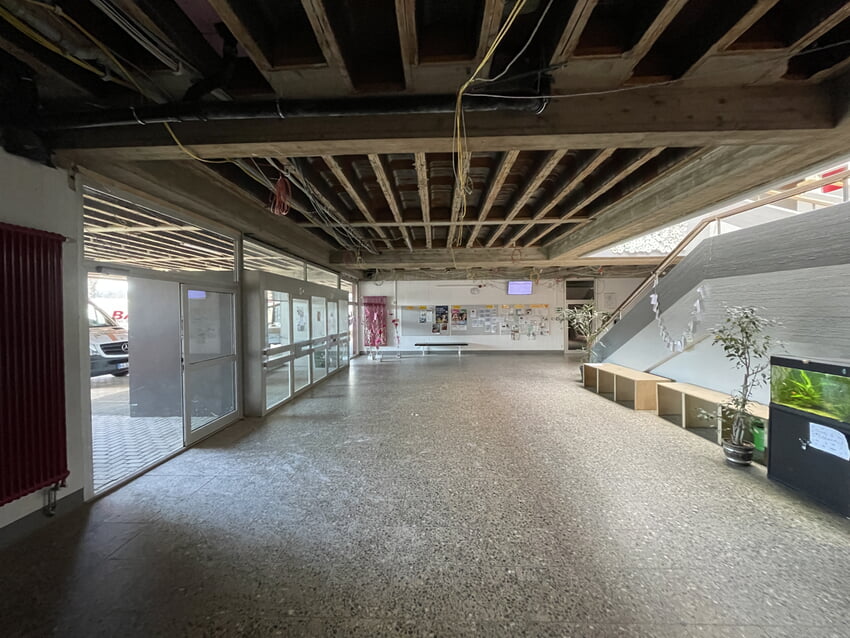 Der zu erweiternde Bereich in der Realschule. Fotos: Adler + Retzbach