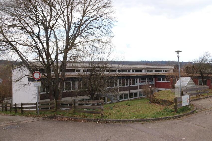 Auf den Gebäuden 3 und 4 der Grundschule Langensteinbach, der Talblickhalle Auerbach sowie der Grundschule Auerbach werden die Module montiert. Fotos: Gemeinde Karlsbad