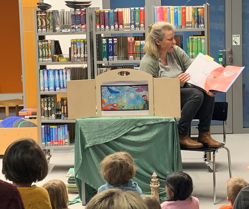 Julia Ries liest "Die kleine Qualle auf der Suche nach dem Poch"