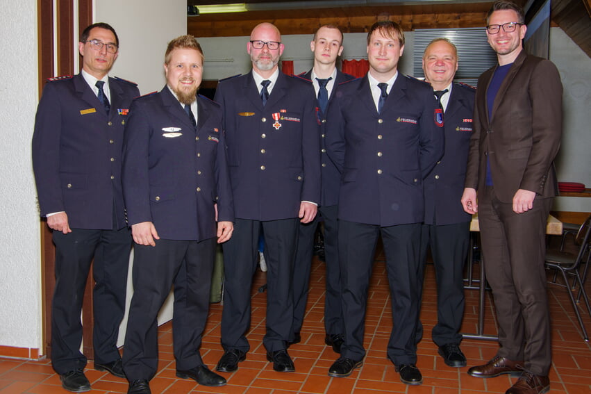 v. l. n. r. Kdt. Holger Fuhr, stv. Abt.-Kdt. Jannik Merz, Feuerwehrmann Karsten Knörr, Oberfeuerwehrmann Kay Müller, Oberfeuerwehrmann Nico Schlotzer, Abt.-Kdt. Andreas Hocewar, Bgm. Björn Kornmüller
