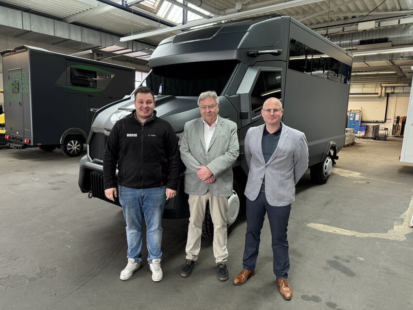 (v.l.n.r) Silas Hölzle, Michael Girrbach und Tobias Brehm. Im Hintergrund der neu entwickelte gepanzerte Transporter | Foto: MSG