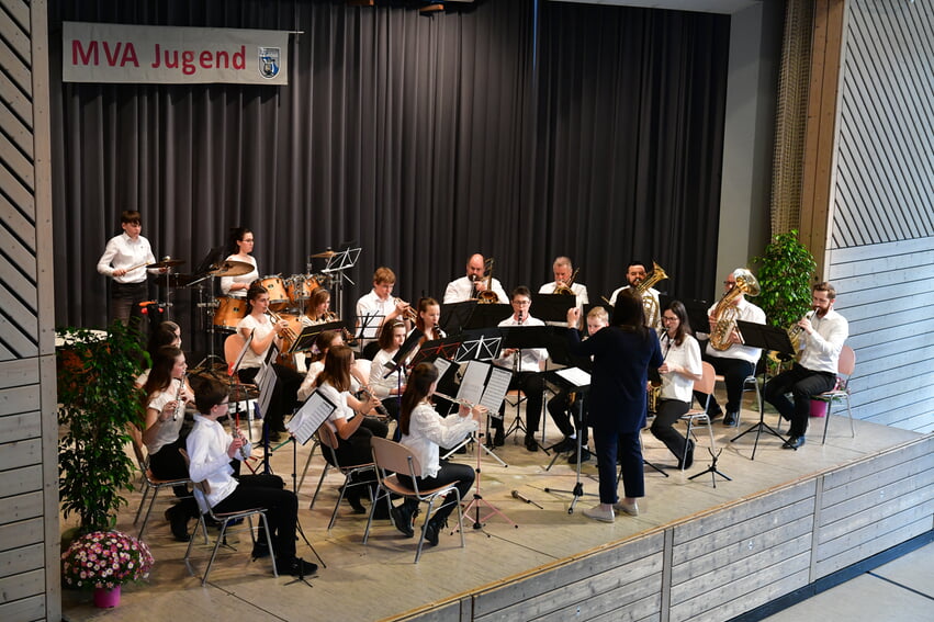 Schülerorchester und Jugendorchester gemeinsam auf der Bühne