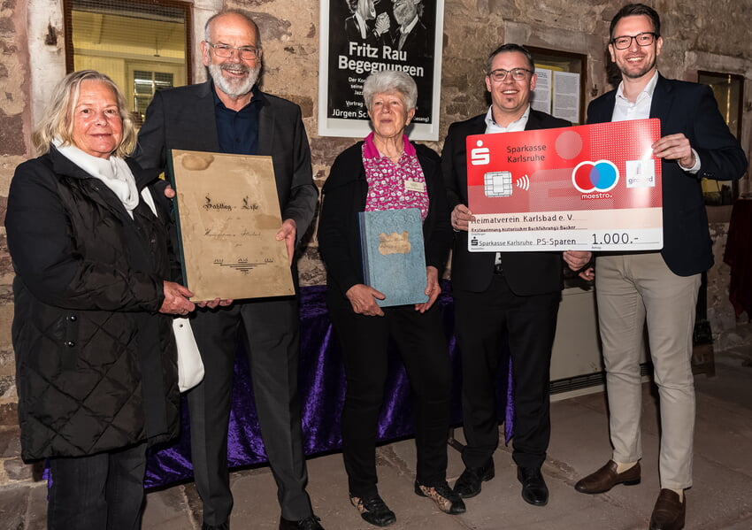 v.l.n.r. Frau Karcher (Spenderin der Bücher), Günter Denninger und Gabriele Bornhodt (beide Heimatverein), Thomas Anzböck (Sparkasse) und BM Björn Kornmüller