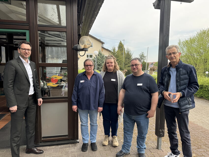Bürgermeister Björn Kornmüller mit Elke Seidel, Karen Seidel, Benjamin Kunz und Peter Kappes vom Seniorenbeirat. Foto: Gemeinde Karlsbad