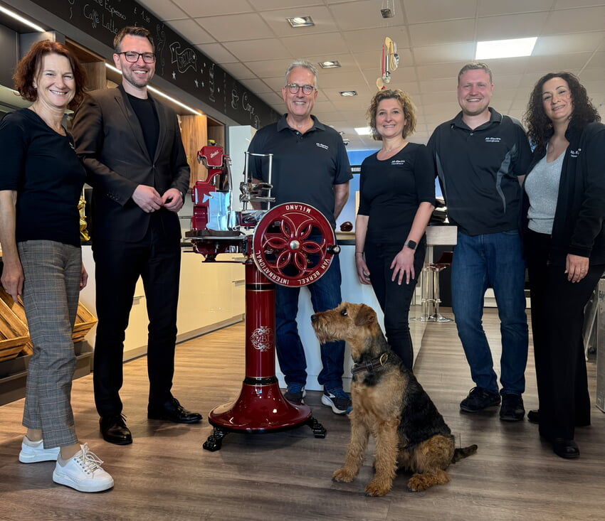 Das Team von All-Electro mit Bürgermeister Kornmüller: (v.l.n.r) Sabine Allenbacher, Björn Kornmüller, Bernd Allenbacher, Yvonne Rupp, Christian Wallisch, Francesca Ligouri Im Vordergrund: Firmenhund Fritzi | Foto Gemeinde Karlsbad