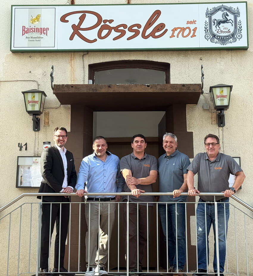 Bürgermeister Björn Kornmüller beim Besuch des „Rössle 1701“ mit Stefan Merz, Marcel Meschenmoser, Ortsvorsteher Michael Nowotny und Michael Huber (v.l.n.r) Foto: Gemeinde Karlsbad