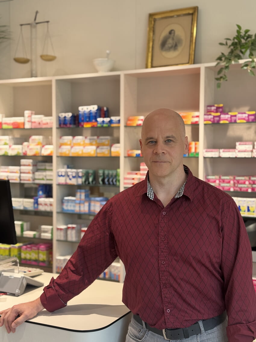 Armin Hilpert im Verkaufsraum der Central Apotheke | Foto: Gemeinde Karlsbad