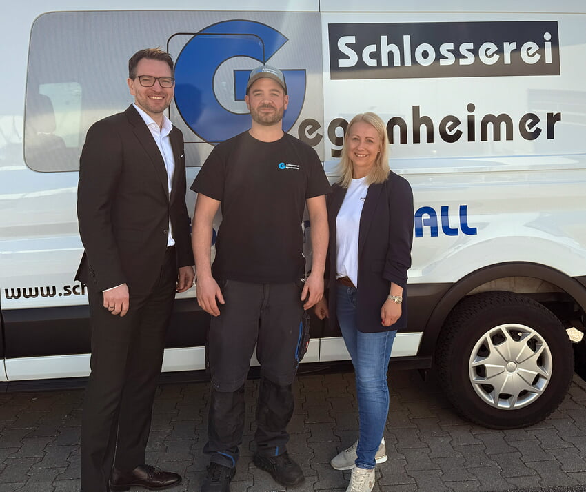 Bürgermeister Björn Kornmüller mit Sven und Stefanie Gegenheimer | Foto: Gemeinde Karlsbad