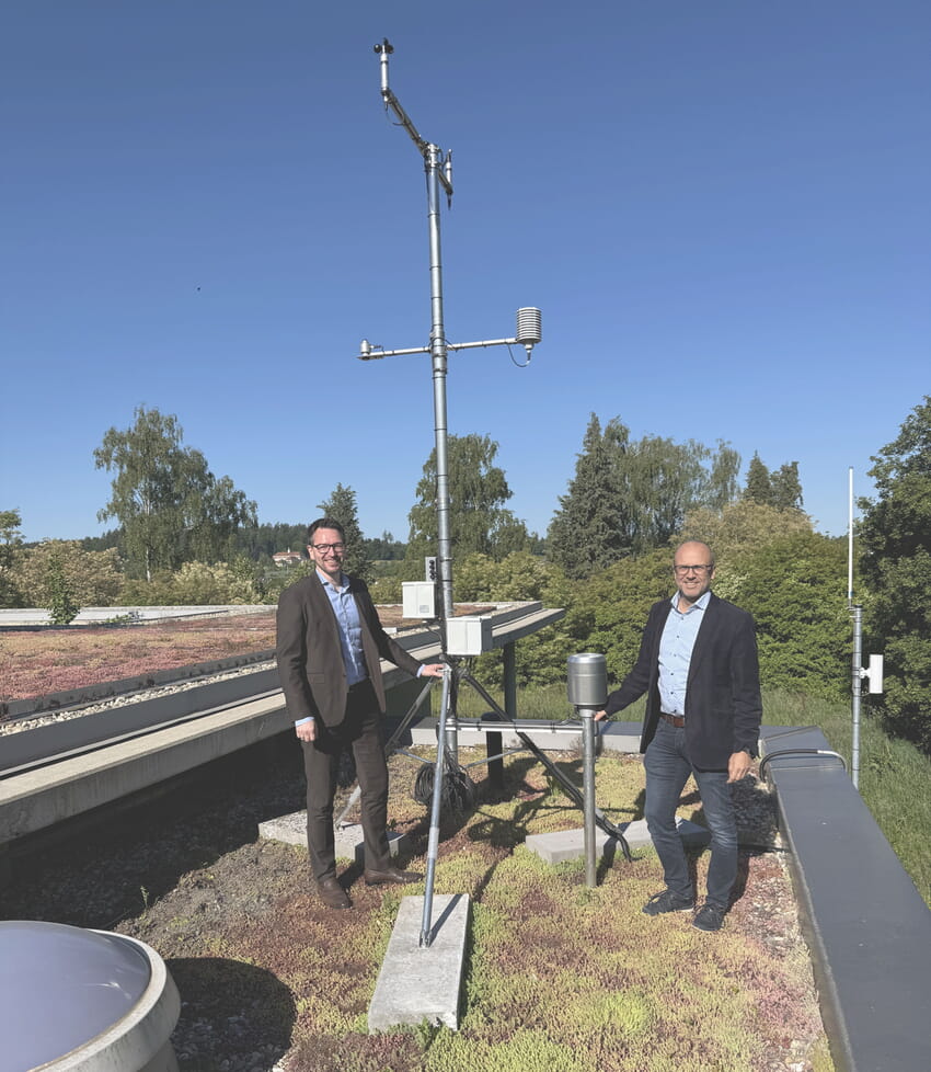 Bürgermeister Björn Kornmüller und der Leiter des Amtes für Bau Planung und Umwelt Joachim Guthmann bei der Inbetriebnahme der Wetterstation. Foto: Gemeinde Karlsbad