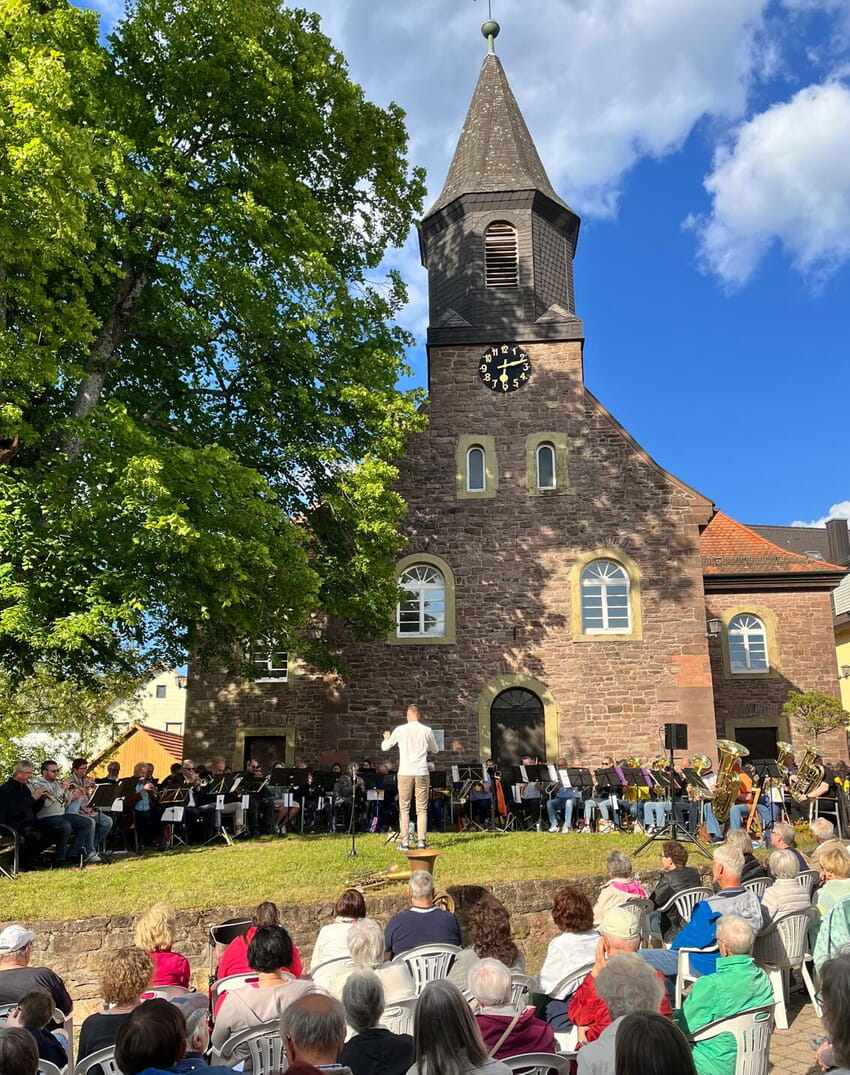 Konzert im Sonnenschein vor der Kirche