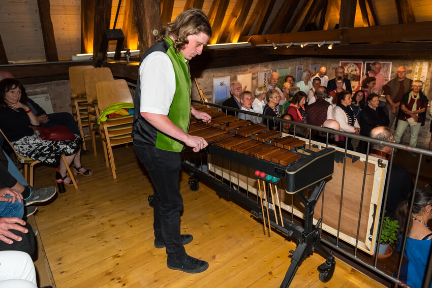 Florian Weßbecher sorgt mit seinem Xylophon für den musikalischen Rahmen der Ausstellung