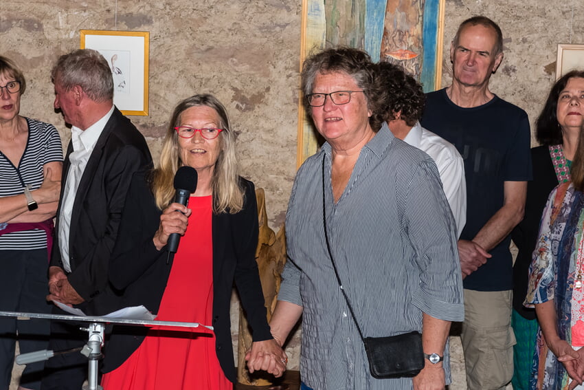 Uli Deuter bedankt sich bei Gisela Stumm und Gabi Bornholt (nicht im Bild) vom Heimatverein für die Unterstützung