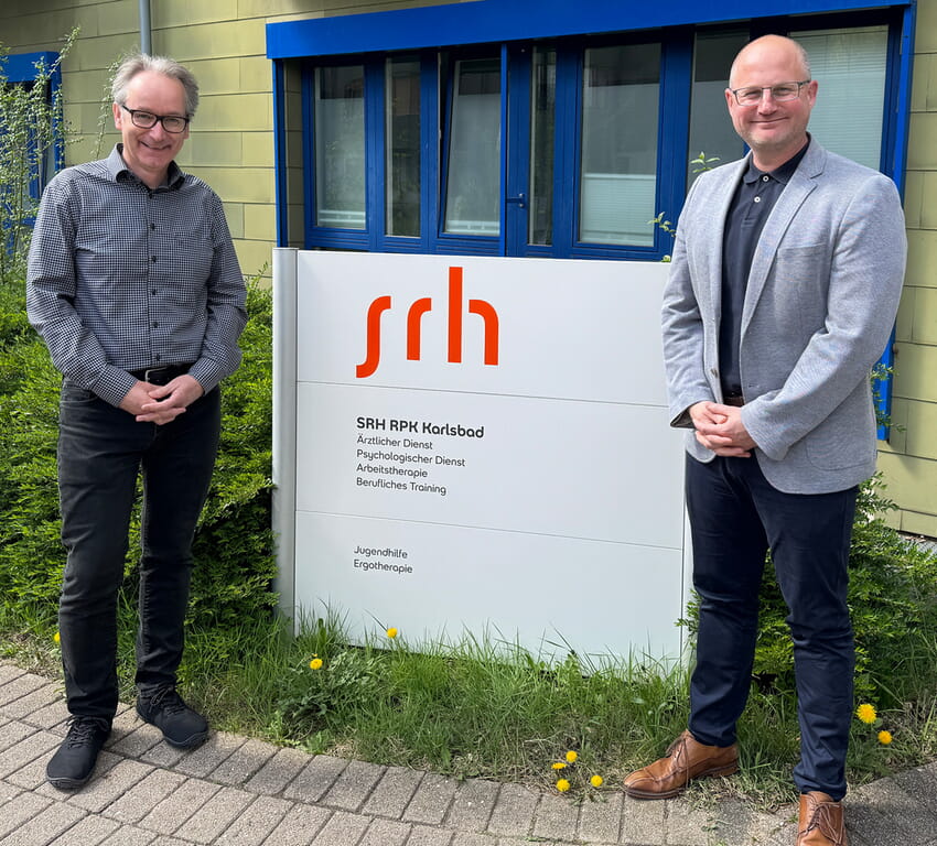 Dr. Gustav Wirtz und Tobias Brehm vor dem Eingang des SRH RPK | Foto: SRH RPK