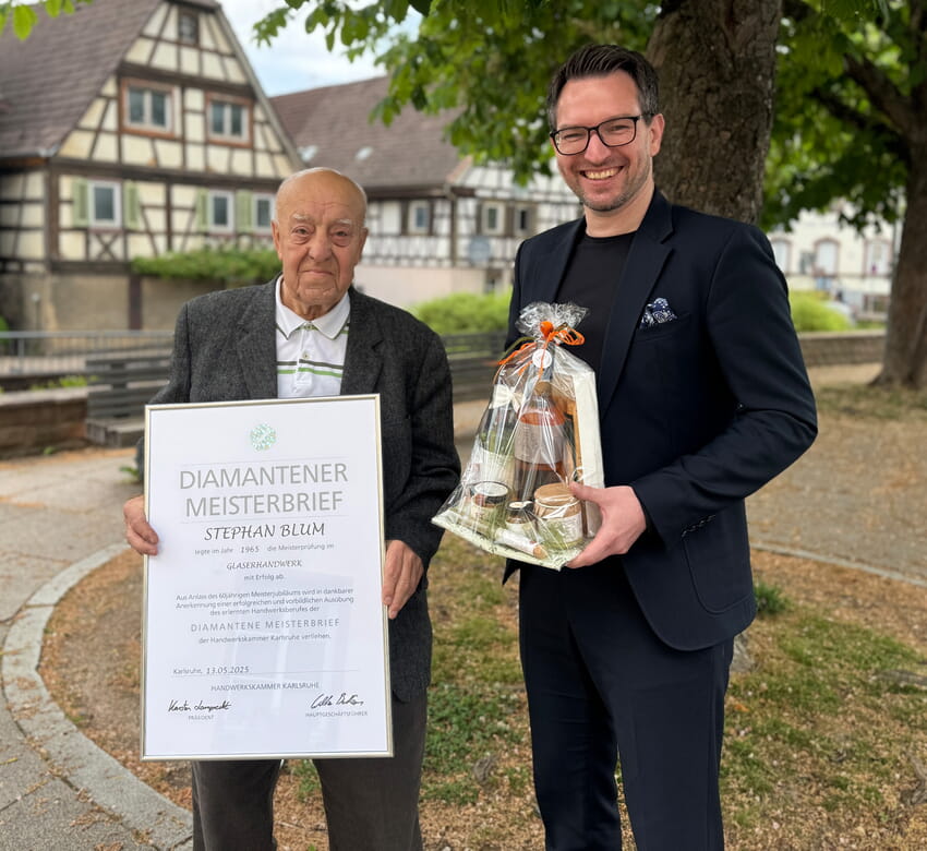 Stephan Blum mit seinem Diamantenen Meisterbrief zusammen mit Bürgermeister Björn Kornmüller - Foto: Gemeinde Karlsbad