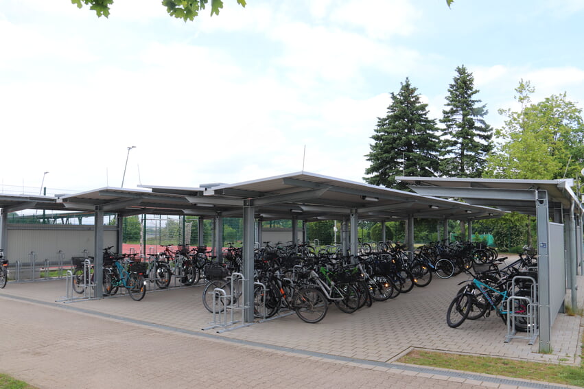 Der Fahrradabstellplatz wurde 2022 saniert.