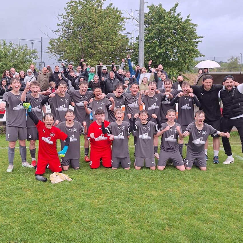 Meisterteam mit Trainern und Fans nach Abpfiff in Berghausen
