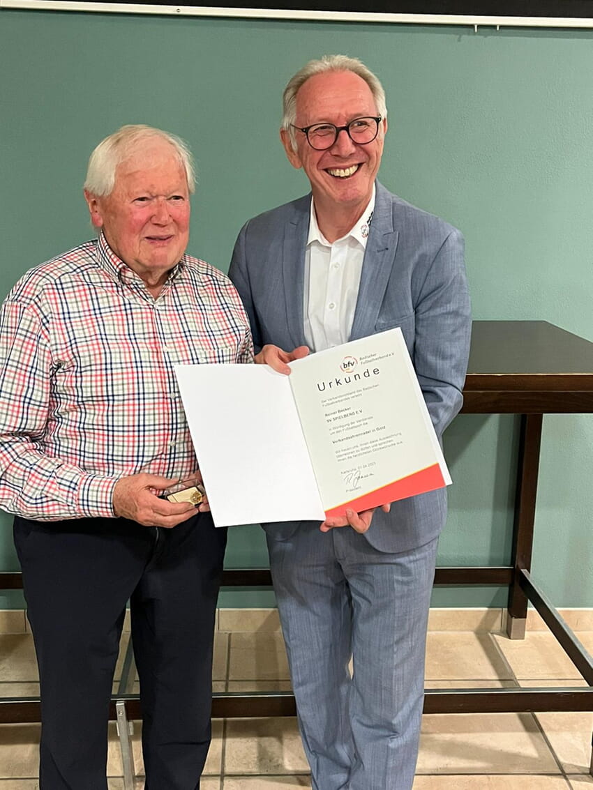 Reiner Becker erhält die Goldene Ehrennadel des BFV