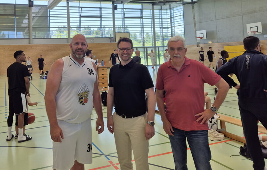 (v.l.n.r) 1.Vors. M.Kühne, Bürgermeister B.Kornmüller, 2. Vors. J.Herrmann