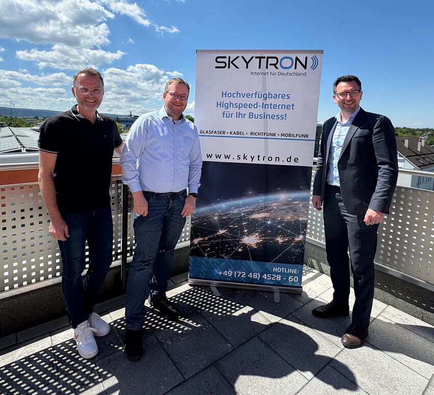Peter Benz, Holger Witt und Bürgermeister Björn Kornmüller auf der Dachterrasse von Skytron | Foto: Gemeinde Karlsbad