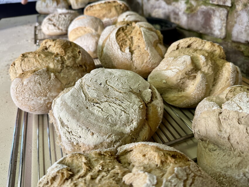 Frisch gebackenes Brot aus dem Holzofen!