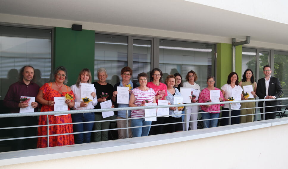 Bürgermeister Björn Kornmüller – rechts – mit den frisch zertifizierten Alltagsbegleiterinnen und Alltagsbegleitern. Auf dem Bild fehlt eine Teilnehmerin. Foto: Gemeinde Karlsbad