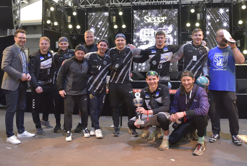 V.l. Bürgermeister Björn Kornmüller ehrt die Siegermannschaft Herren: HC Wakanda - eine Turniermannschaft mit Spielern aus der Region. Foto: Rank MEDIA