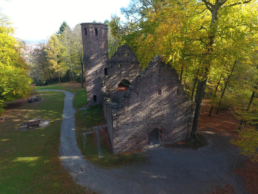 Mit der Ruine St. Barbara ist Karlsbad über die Gemeindegrenzen hinaus bekannt. Archivfoto Pintilie