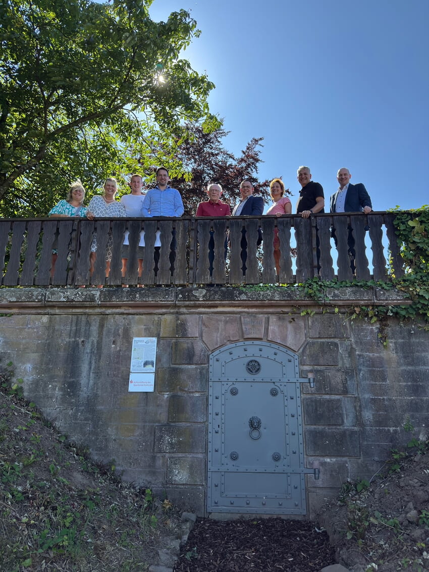Das alte Ittersbacher Wasserreservoir mit der renovierten Eingangstür – Foto: Gemeinde Karlsbad