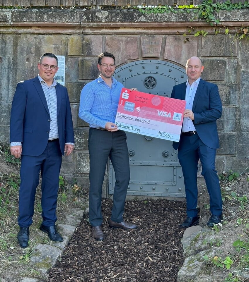 V.l. Thomas Anzböck – Filialleiter der Sparkasse in Karlsbad, Bürgermeister Björn Kornmüller und Axel Grether - Geschäftsführer der Kulturstiftung der Sparkasse Karlsruhe. Foto: Gemeinde Karlsbad  
