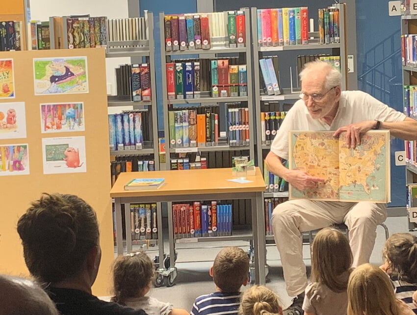 Claus Dannien zeigt Walle Wacke im Atlas
