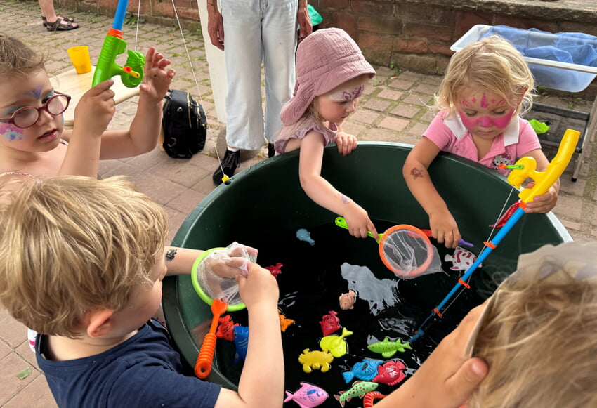 Spielangebot "Wir angeln schöne bunte Fische"