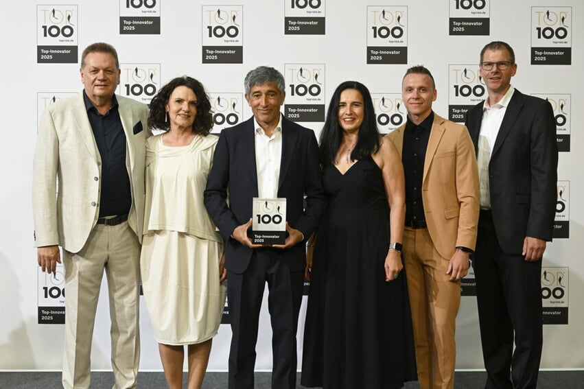 Offizielles TOP100-Siegerbild – Familie Konstandin sowie Elke und Matthias Kraft zusammen mit Ranga Yogeshwar | Foto: KD Busch / compamedia