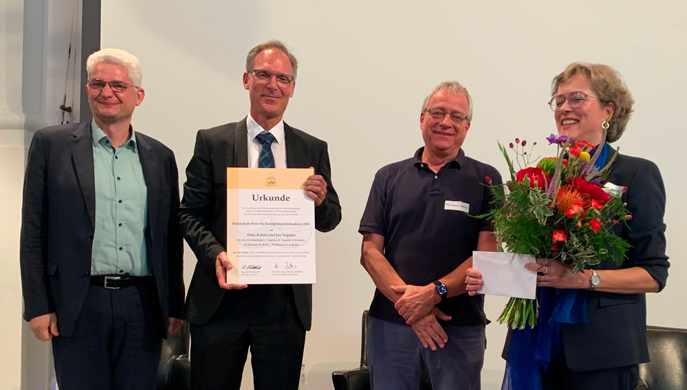 Ragnar Watteroth, Vorsitzender der Stiftung (l.) und der Juryvorsitzende Prof. Harald Matthes (2.r.) gratulieren den Preisträgern Dr. Dres. Katrin und Dr. Jan Vagedes (Foto: Marion Laube/HG)
