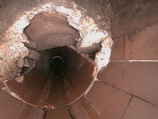 Die Bilder zeigen die deutlichen Schäden der Abwasserrohre im Finkenweg. Die Arbeiten sollen Anfang Juli starten. Fotos: Gemeinde Karlsbad