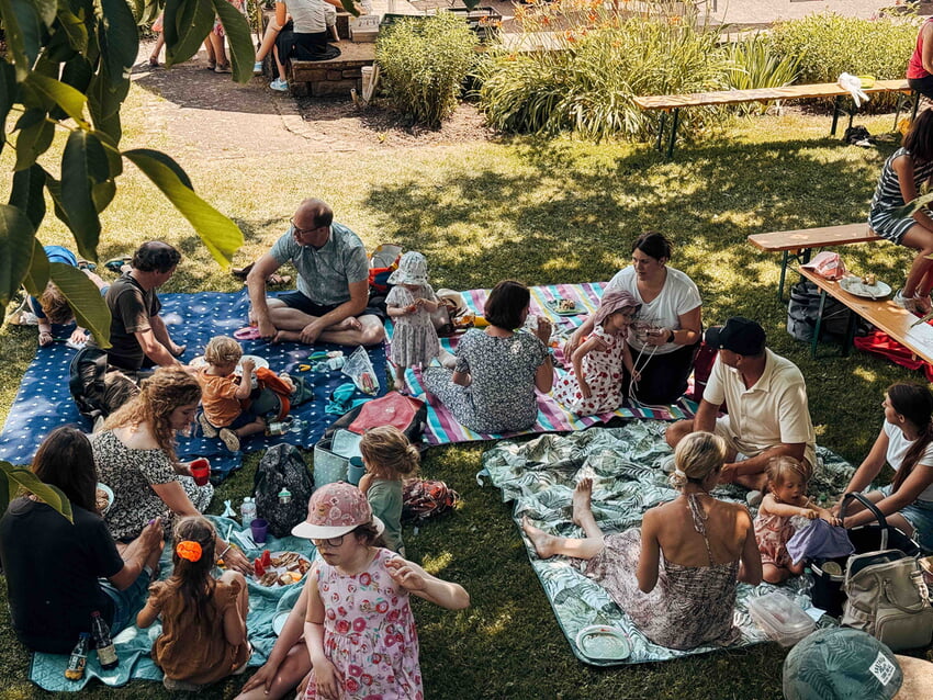 fröhliches Picknicken auf der Wiese hinter dem Gemeindehaus