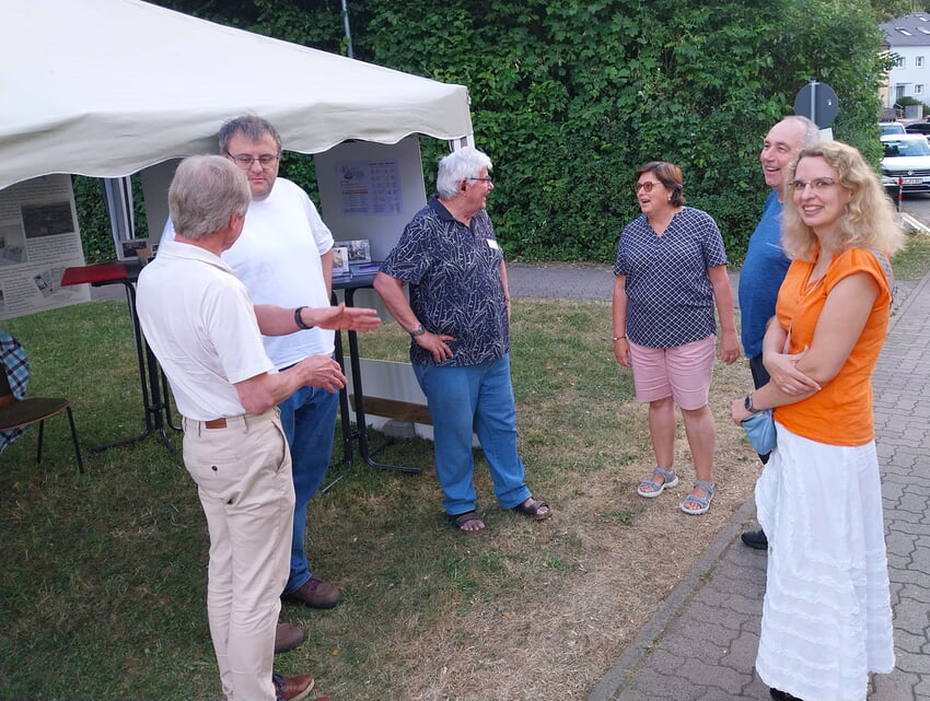 Lebhafte Gespräche am Stand des Heimatvereins