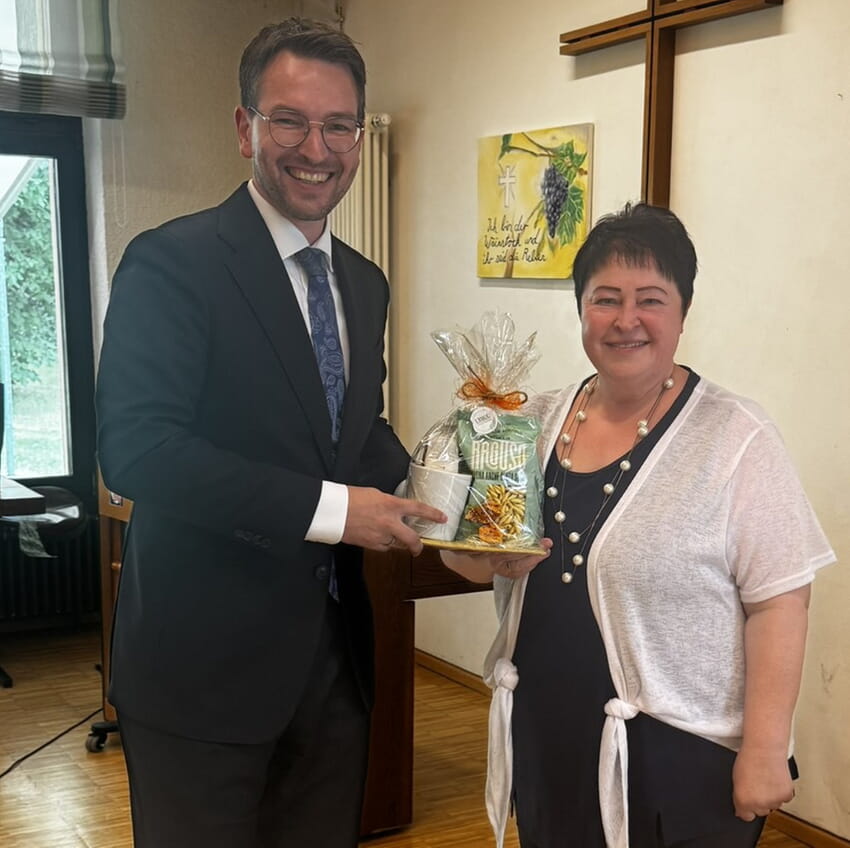 Eva Link bei ihrer offiziellen Verabschiedung gemeinsam mit Bürgermeister Björn Kornmüller | Foto: Kirchliche Sozialstation Karlsbad