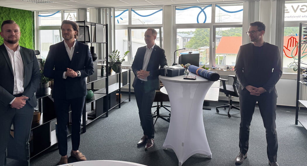Boris Petenko, Dominik Wroblewski, Dr. Philipp Lechner und Bürgermeister Björn Kornmüller bei der Eröffnung der BGV Zentrale | Foto: Gemeinde Karlsbad
