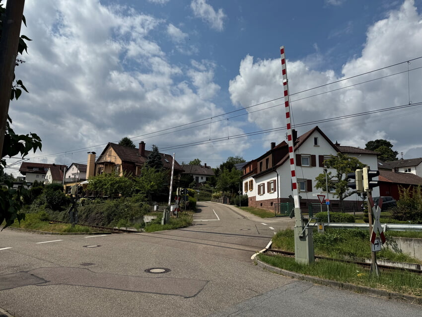 Bahnübergang Eisenbahnstraße / St. Barbara Straße. Foto: Gemeinde Karlsbad