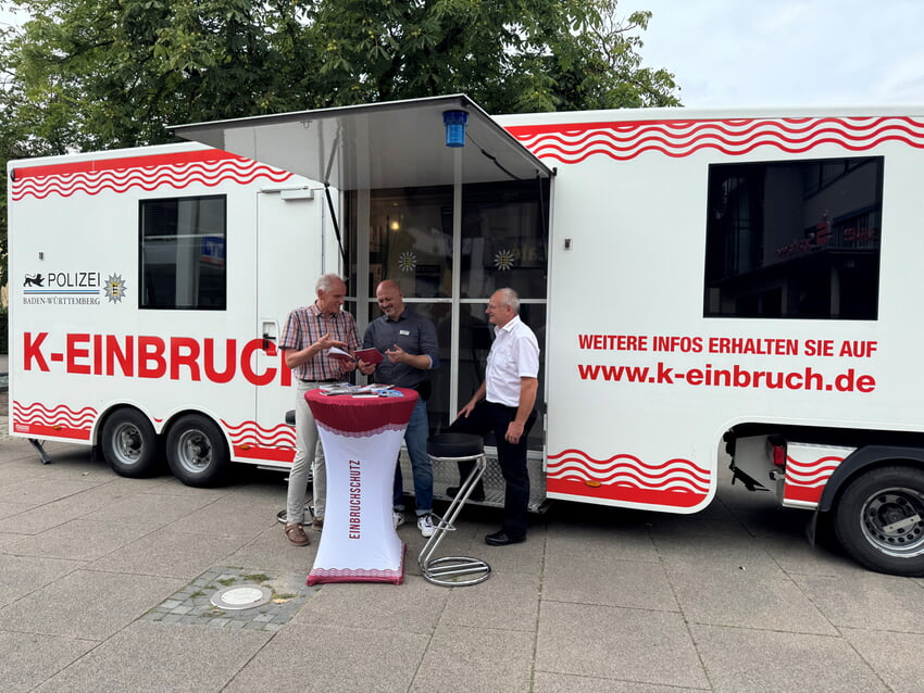 Anfang Juli war die Kriminalpolizeiliche Beratungsstelle mit einem Fahrzeug auf dem Karlsbader Marktplatz gewesen. Foto: Gemeinde Karlsbad