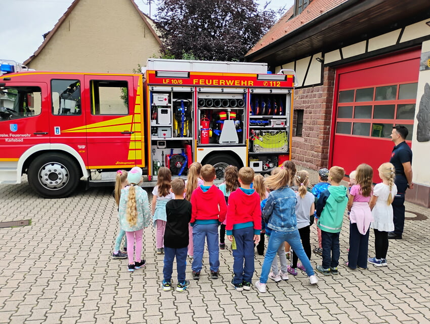 Das Feuerwehrauto hat aber viele Sachen geladen!