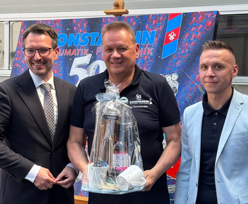 Bürgermeister Björn Kornmüller überbringt persönlich die Glückwünsche anlässlich des 50-jährigen Firmenjubiläums an Jörg und Jonas Konstandin Foto: Gemeinde Karlsbad