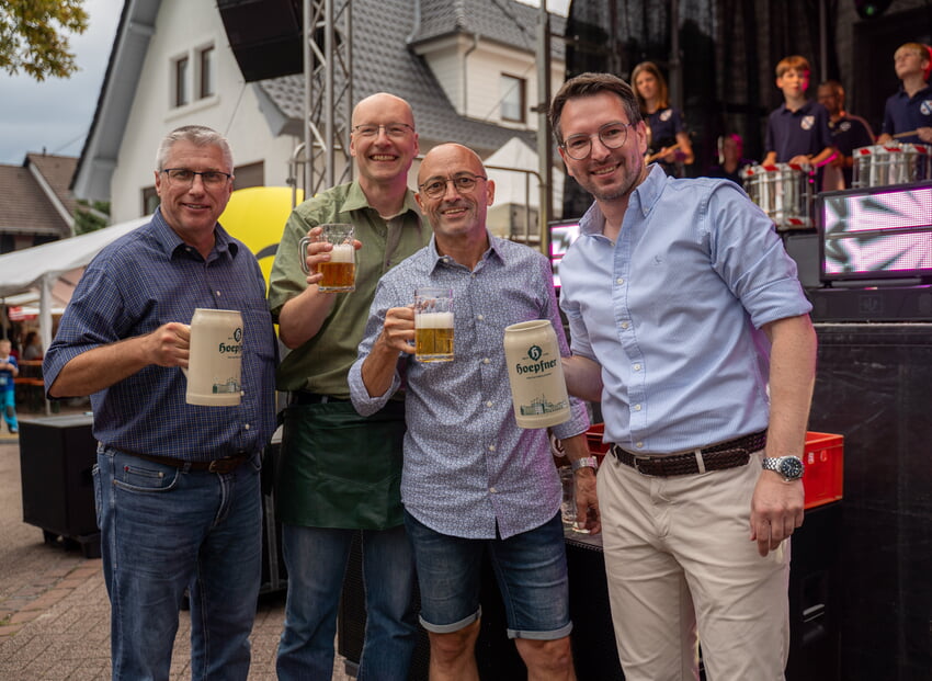 Nach dem Fassanstich v.l.: Michael Wenz (Ortsvorsteher, Kassier IGMV), Georg Göbel (1. Vorsitzender IGMV), Udo Künzler (2. Vorsitzender IGMV), Björn Kornmüller (Bürgermeister und Schirmherr)