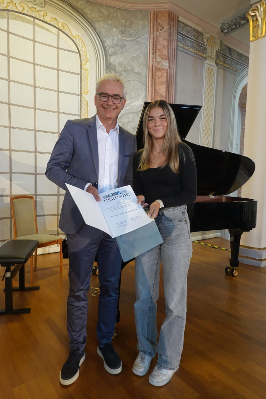 Landrat Dr. Christoph Schnaudigel mit der Preisträgerin Emelie Soth.