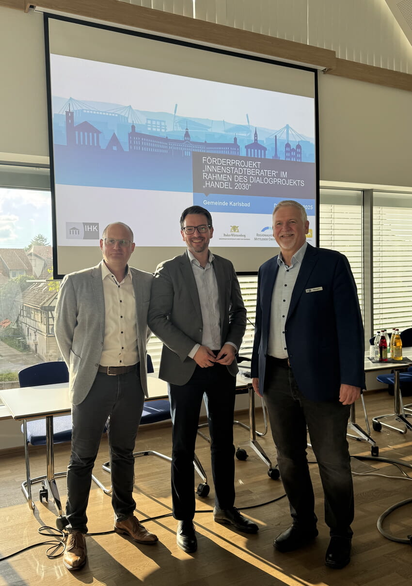 V.l. Wirtschaftsförderer Tobias Brehm, Bürgermeister Björn Kornmüller und Michael Rausch - Innenstadtberater der IHK Karlsruhe. Fotos: Gemeinde Karlsbad