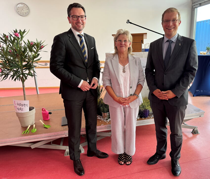 V.l. Bürgermeister Björn Kornmüller, Rektorin Ulrike Frank und Bürgermeister Christian Stalf (Waldbronn). Foto: Gemeinde Karlsbad